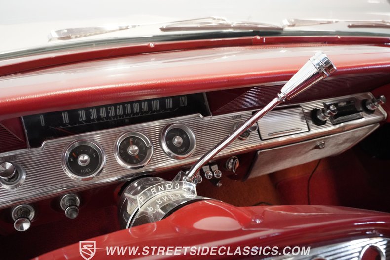 Chevrolet-Impala-1961-Ermine-White-Red-44