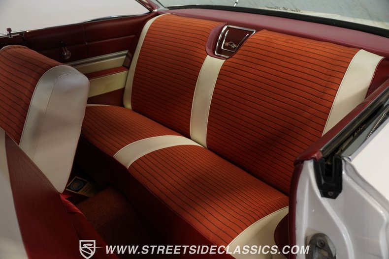 Chevrolet-Impala-1961-Ermine-White-Red-47