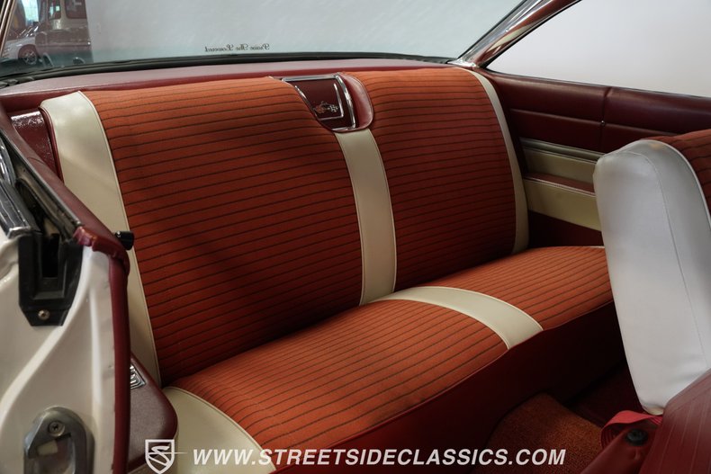 Chevrolet-Impala-1961-Ermine-White-Red-48