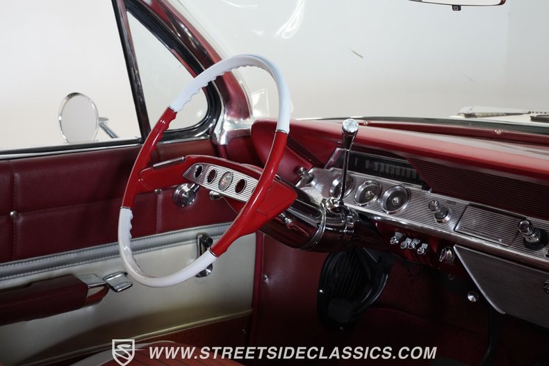 Chevrolet-Impala-1961-Ermine-White-Red-49
