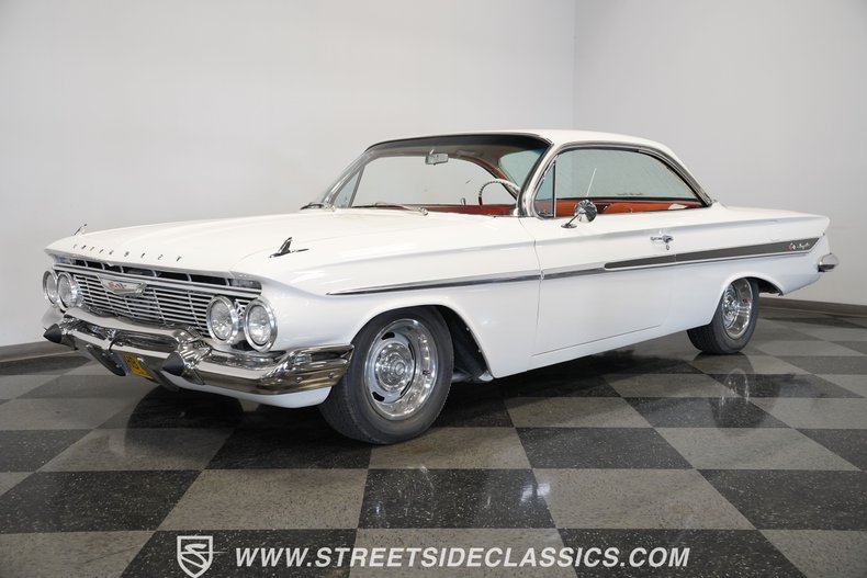Chevrolet-Impala-1961-Ermine-White-Red-5