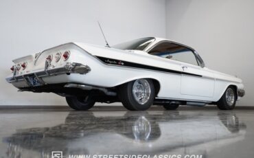 Chevrolet-Impala-1961-Ermine-White-Red-7