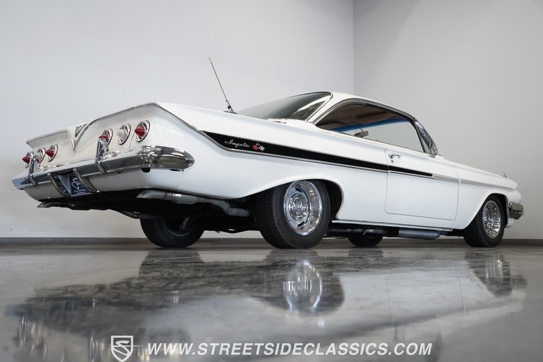 Chevrolet-Impala-1961-Ermine-White-Red-7