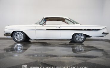 Chevrolet-Impala-1961-Ermine-White-Red-8