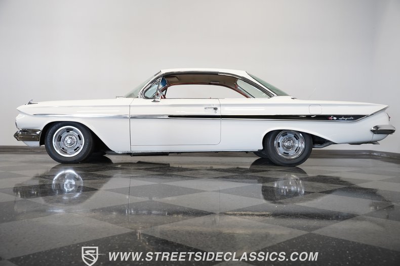 Chevrolet-Impala-1961-Ermine-White-Red-8