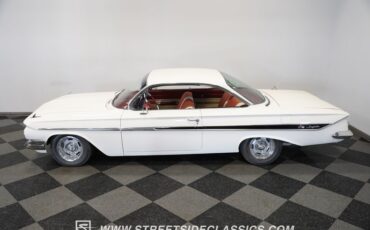 Chevrolet-Impala-1961-Ermine-White-Red-9