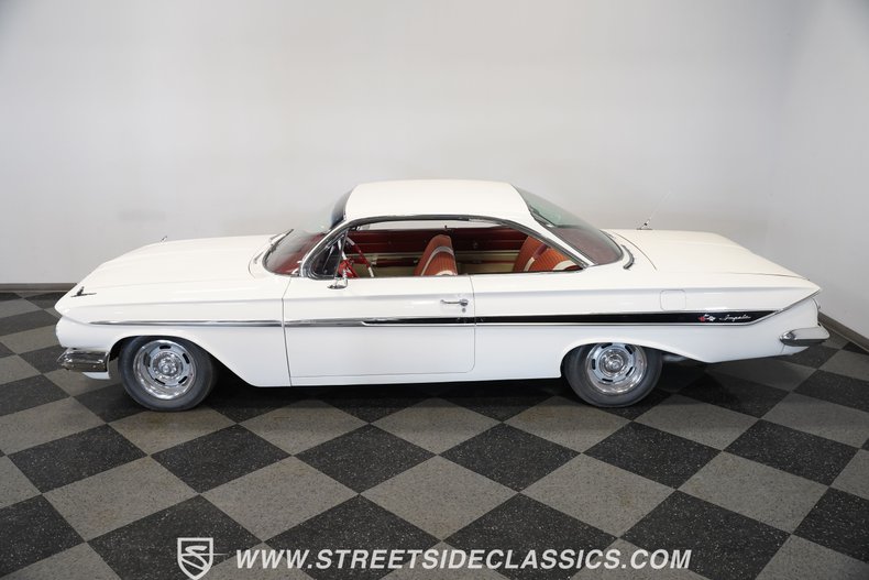 Chevrolet-Impala-1961-Ermine-White-Red-9