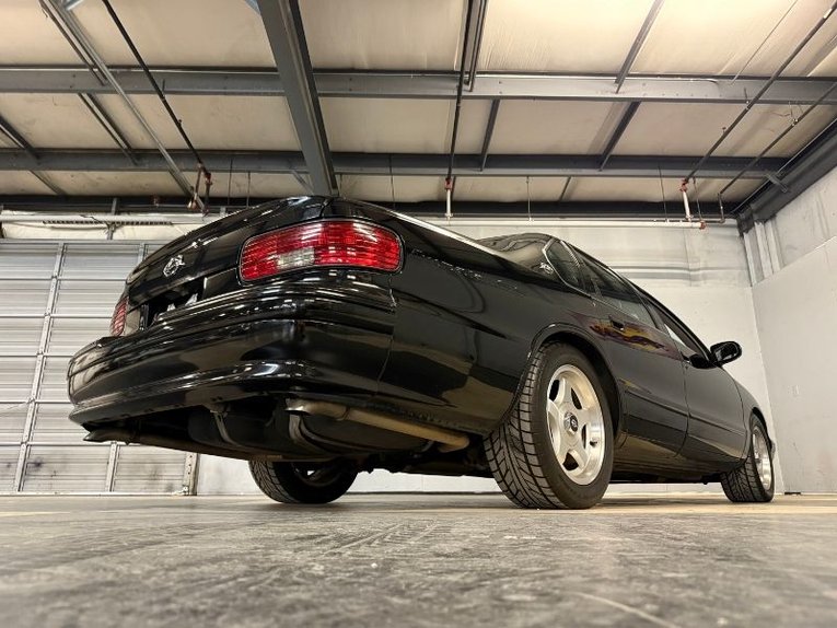 Chevrolet-Impala-ss-1995-Black-Gray-2