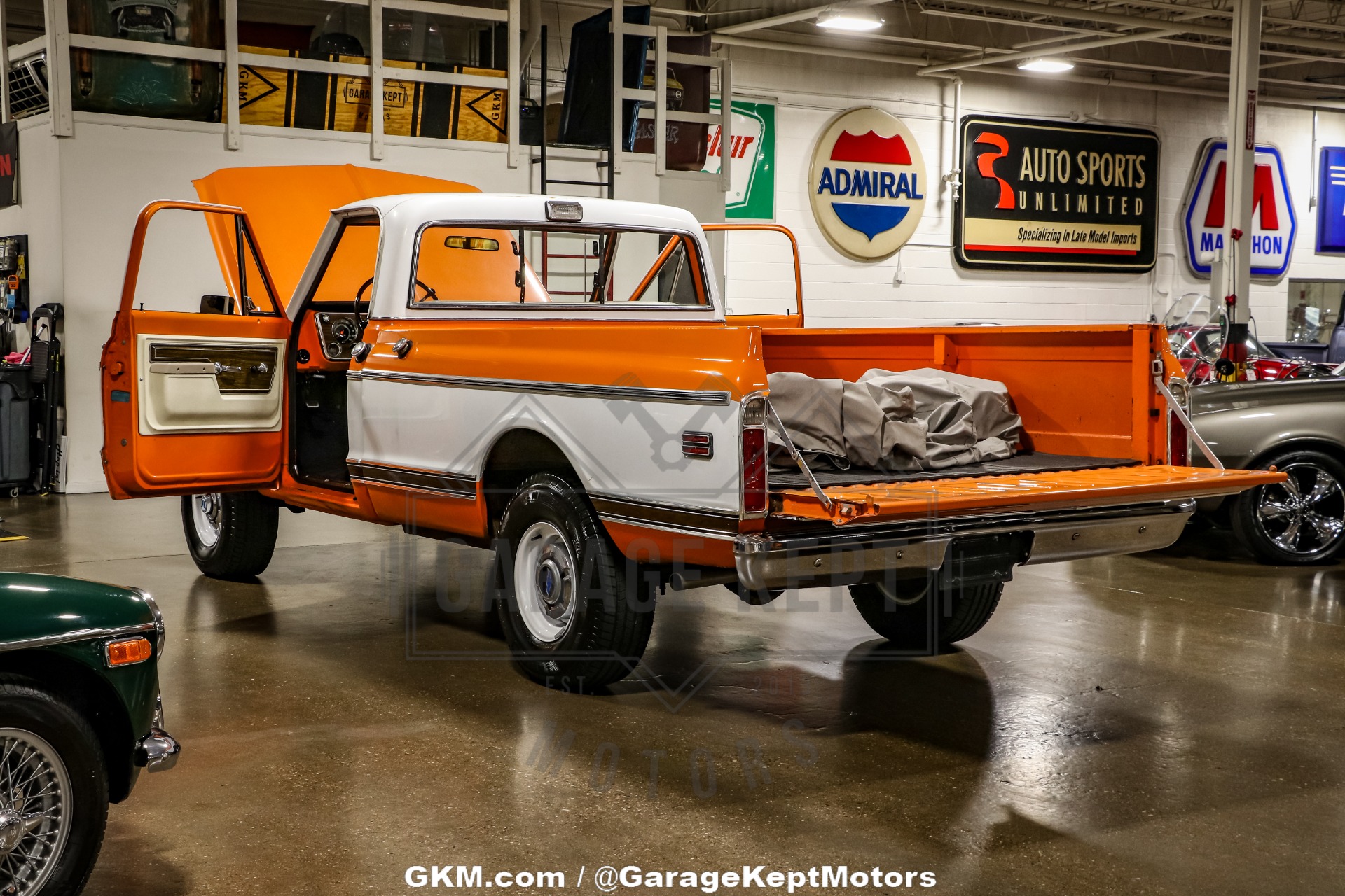 Chevrolet-K10-1972-Tangier-Orange-amp-Fro-Black-amp-White-Hounds-1