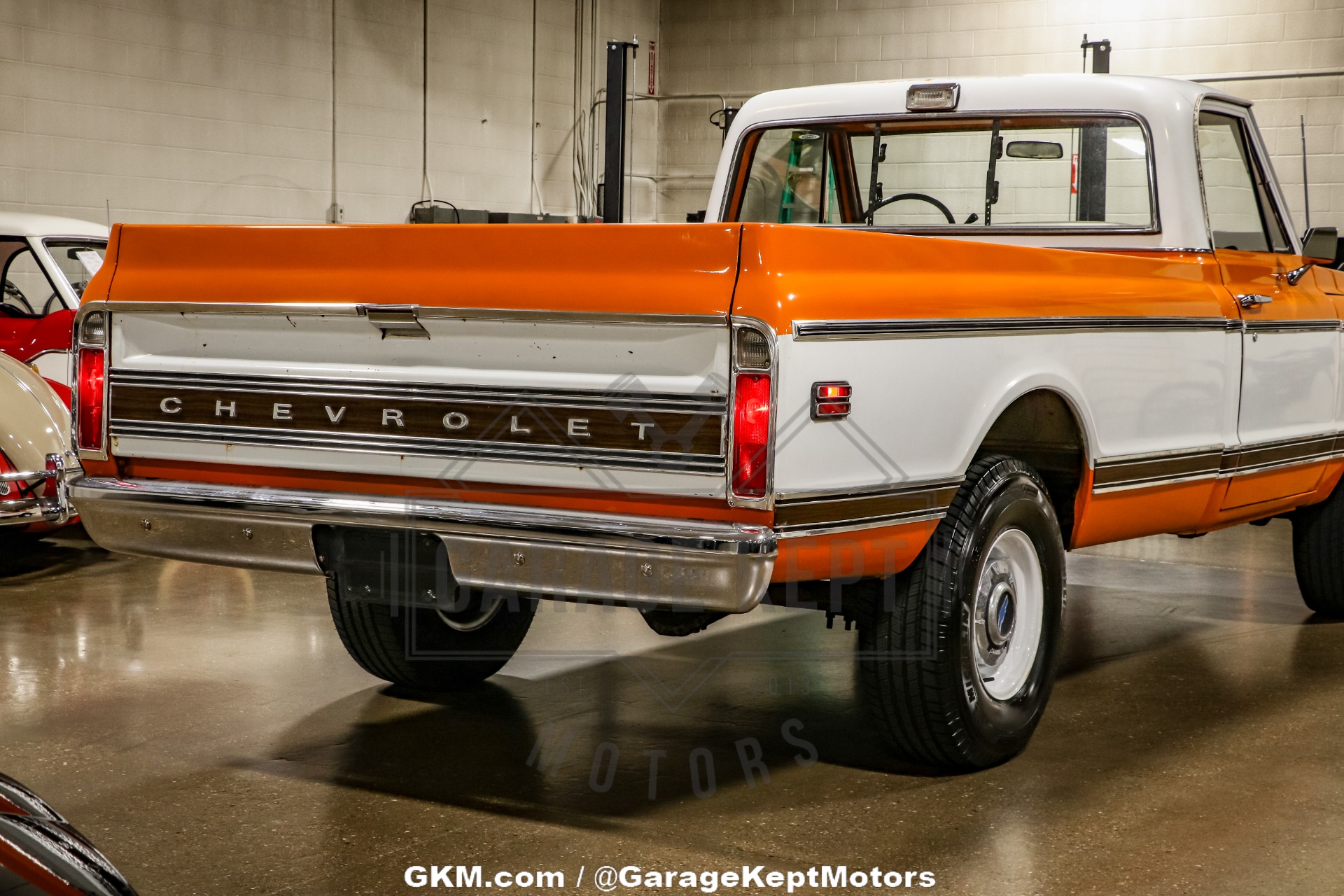 Chevrolet-K10-1972-Tangier-Orange-amp-Fro-Black-amp-White-Hounds-14