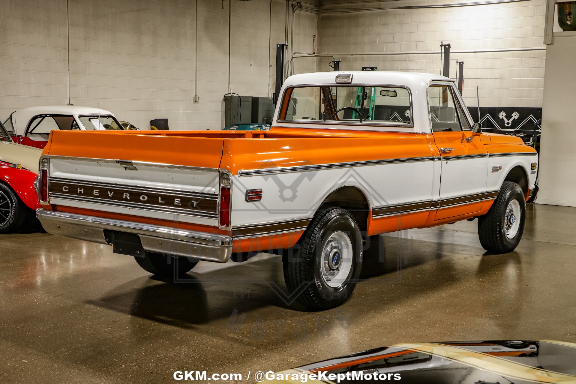 Chevrolet-K10-1972-Tangier-Orange-amp-Fro-Black-amp-White-Hounds-17