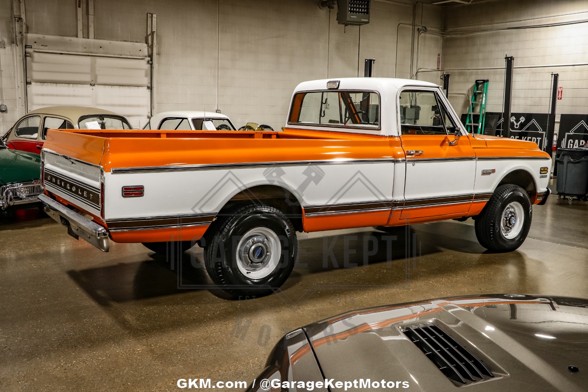 Chevrolet-K10-1972-Tangier-Orange-amp-Fro-Black-amp-White-Hounds-18