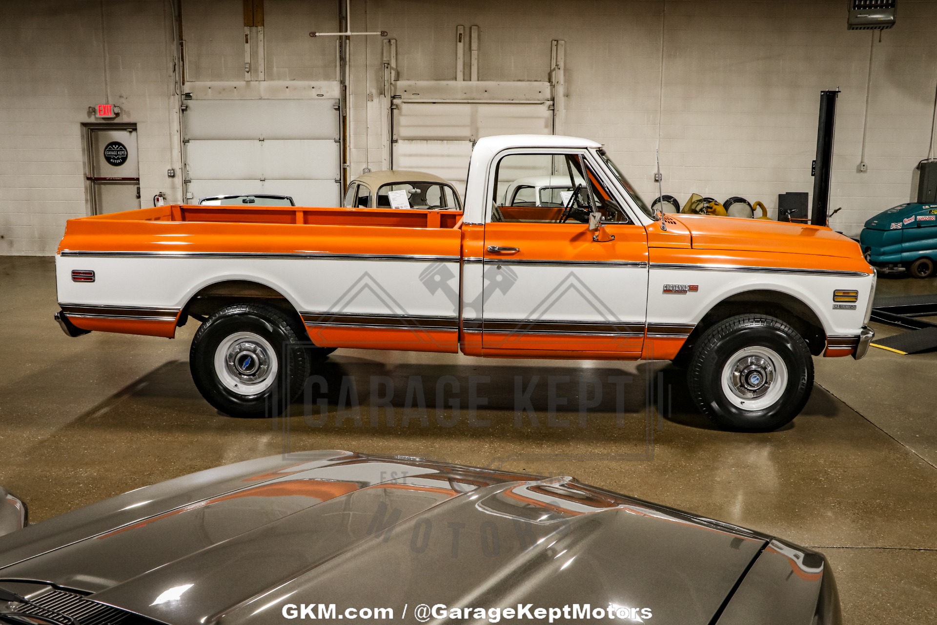 Chevrolet-K10-1972-Tangier-Orange-amp-Fro-Black-amp-White-Hounds-19