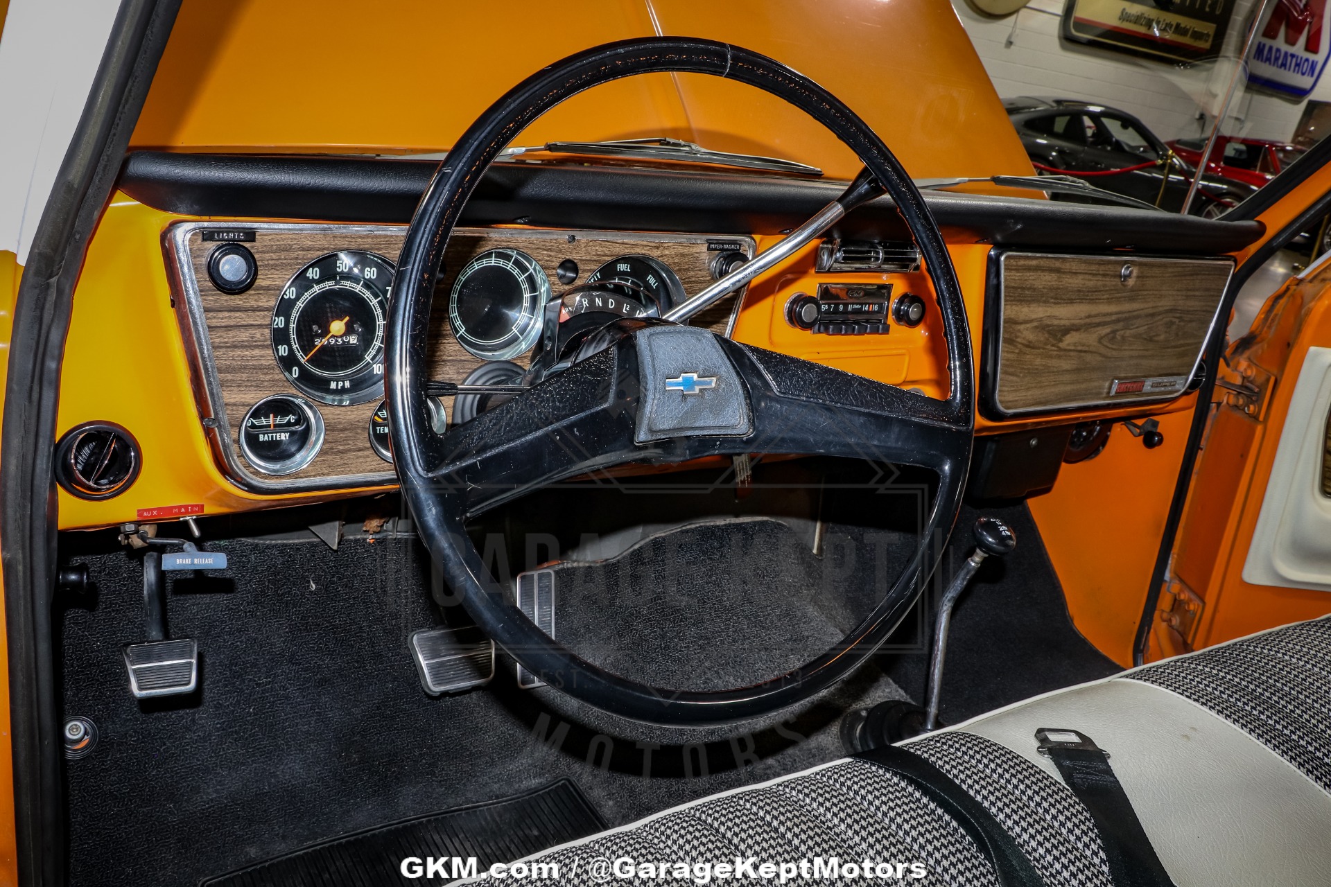 Chevrolet-K10-1972-Tangier-Orange-amp-Fro-Black-amp-White-Hounds-2