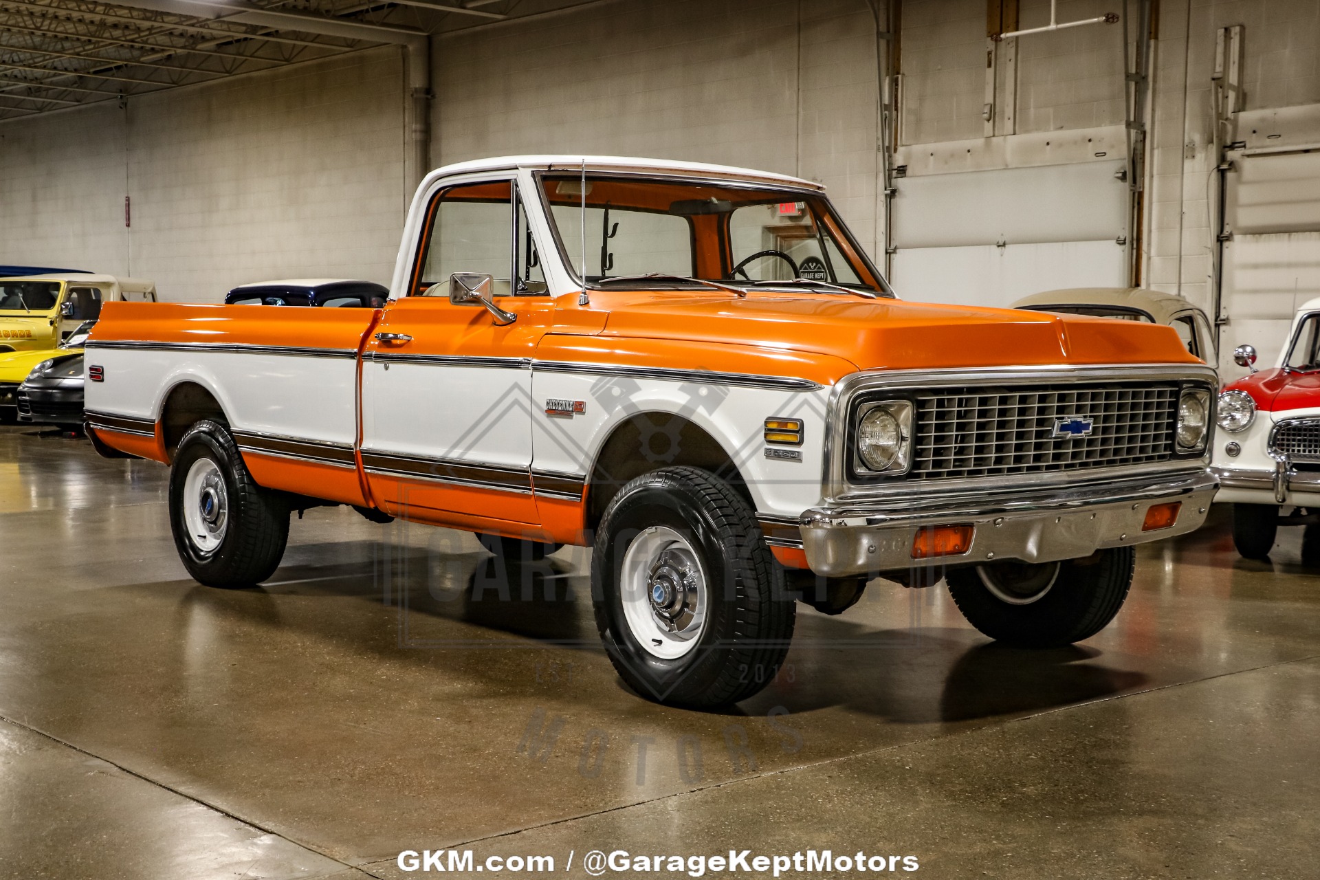 Chevrolet-K10-1972-Tangier-Orange-amp-Fro-Black-amp-White-Hounds-21