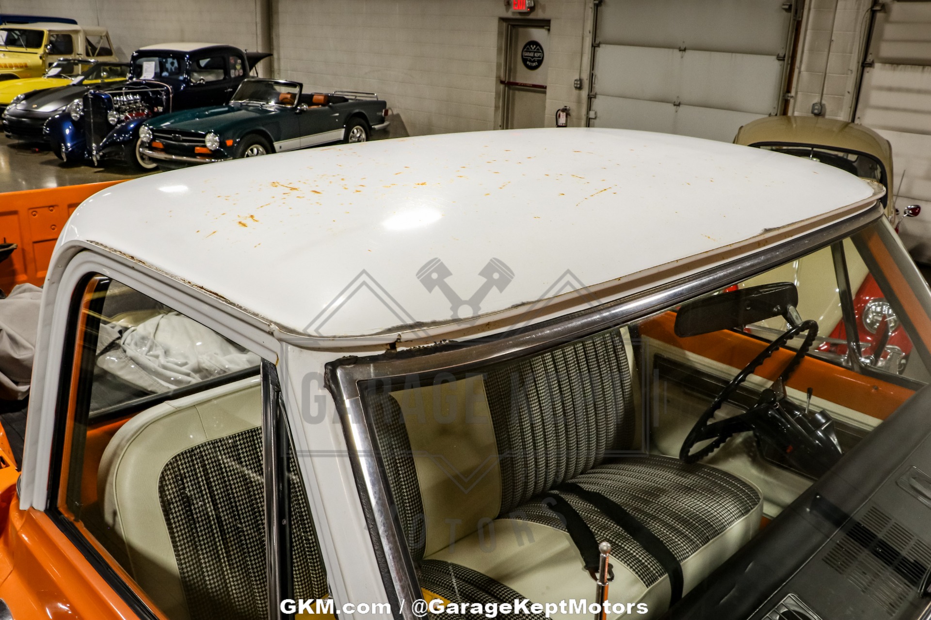 Chevrolet-K10-1972-Tangier-Orange-amp-Fro-Black-amp-White-Hounds-25