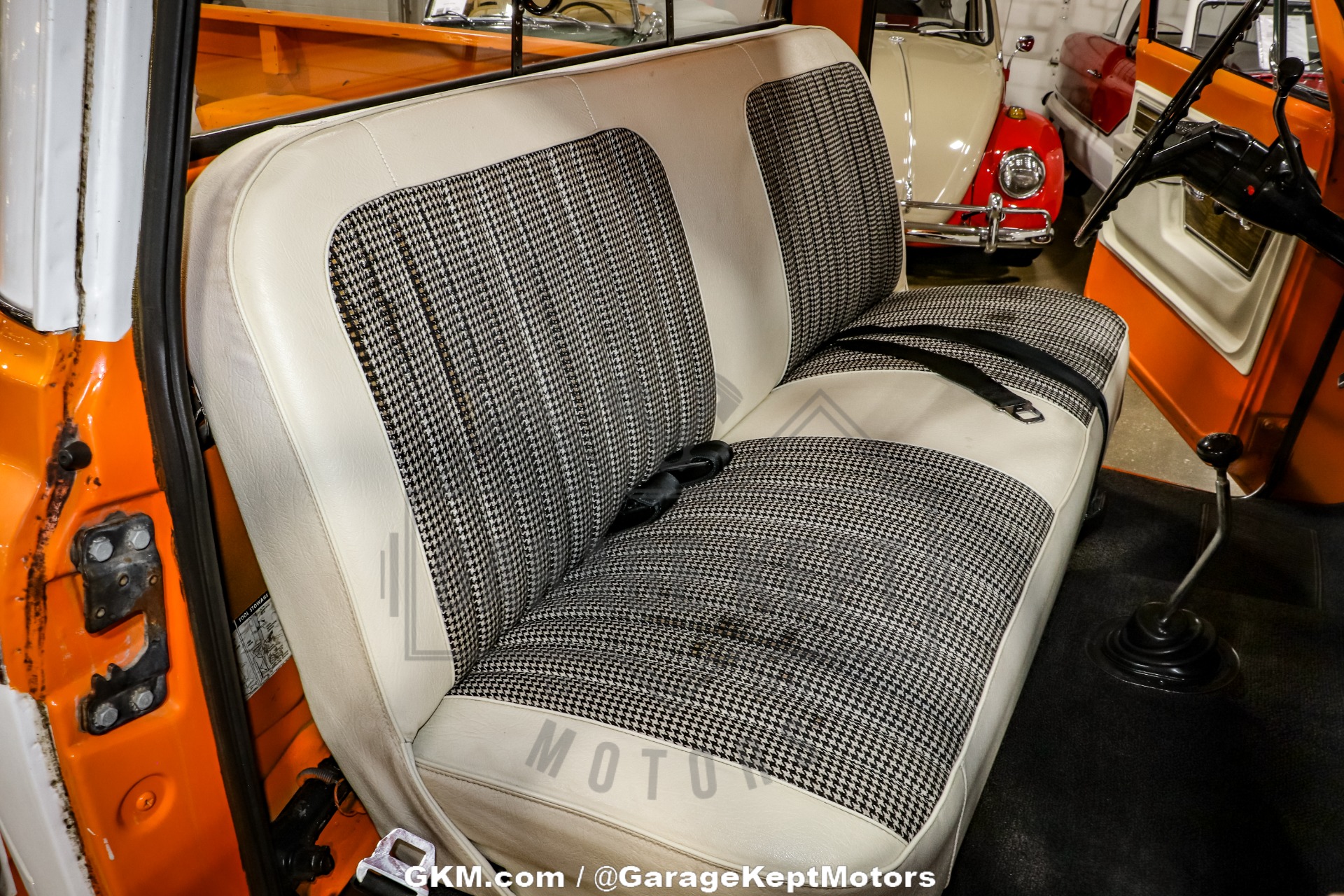 Chevrolet-K10-1972-Tangier-Orange-amp-Fro-Black-amp-White-Hounds-3