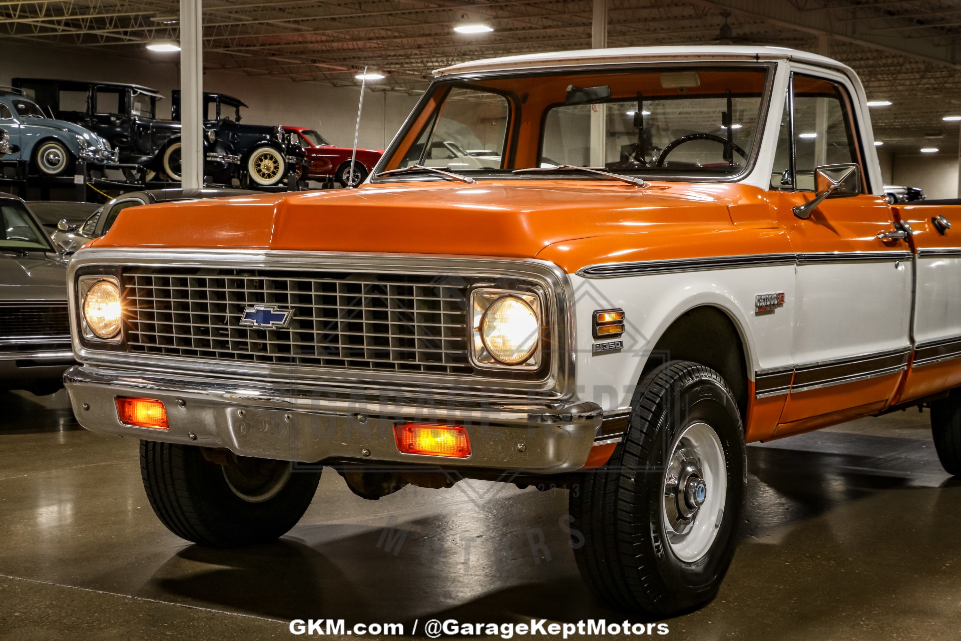 Chevrolet-K10-1972-Tangier-Orange-amp-Fro-Black-amp-White-Hounds-30