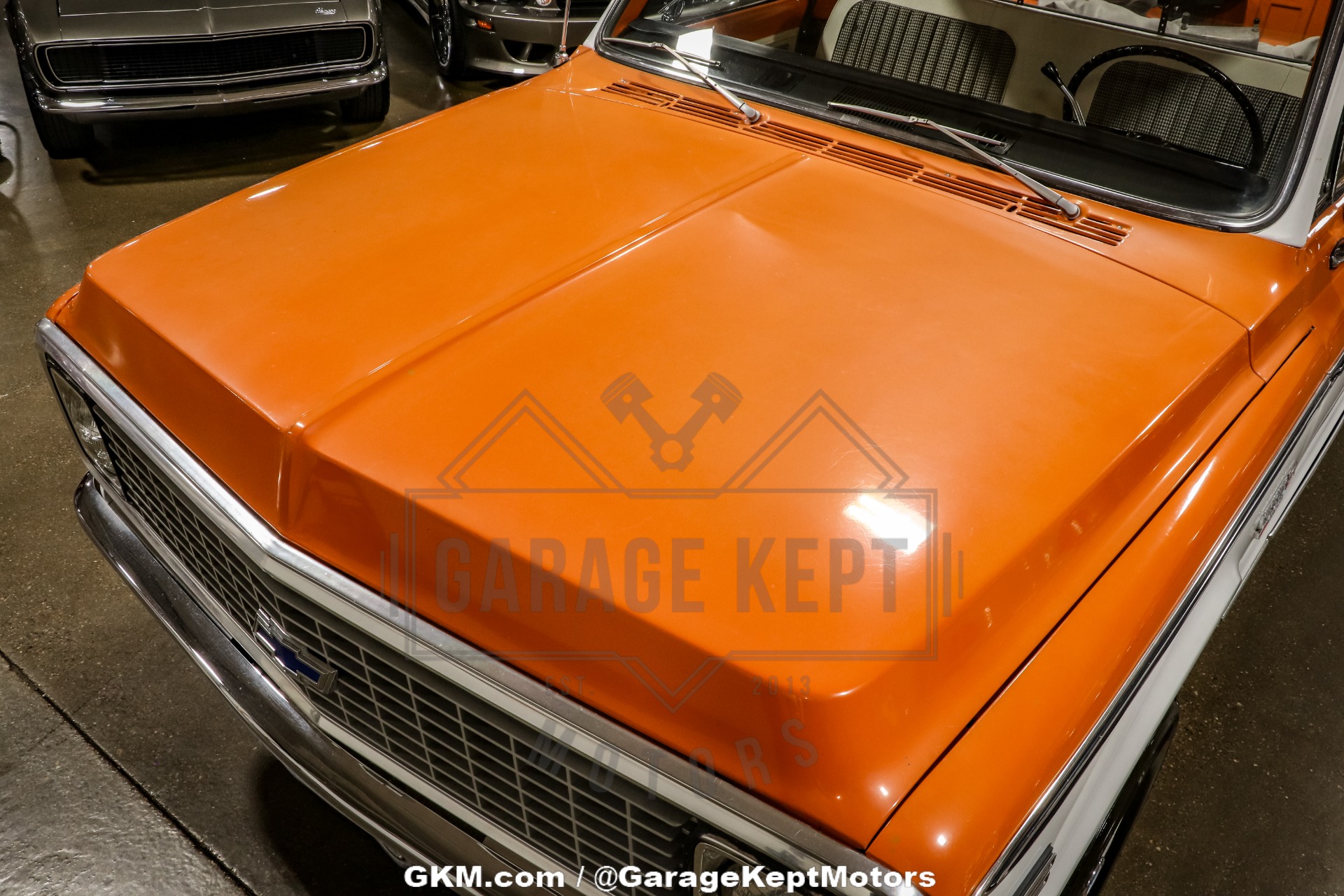 Chevrolet-K10-1972-Tangier-Orange-amp-Fro-Black-amp-White-Hounds-32
