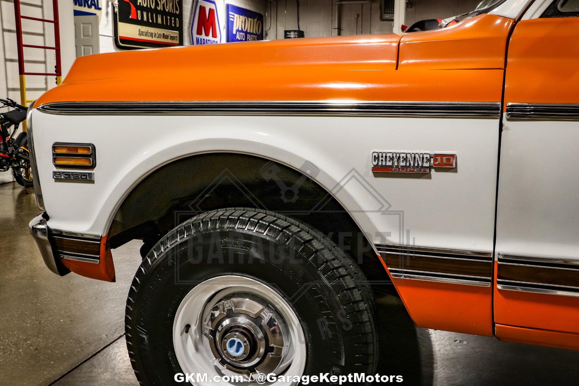 Chevrolet-K10-1972-Tangier-Orange-amp-Fro-Black-amp-White-Hounds-38