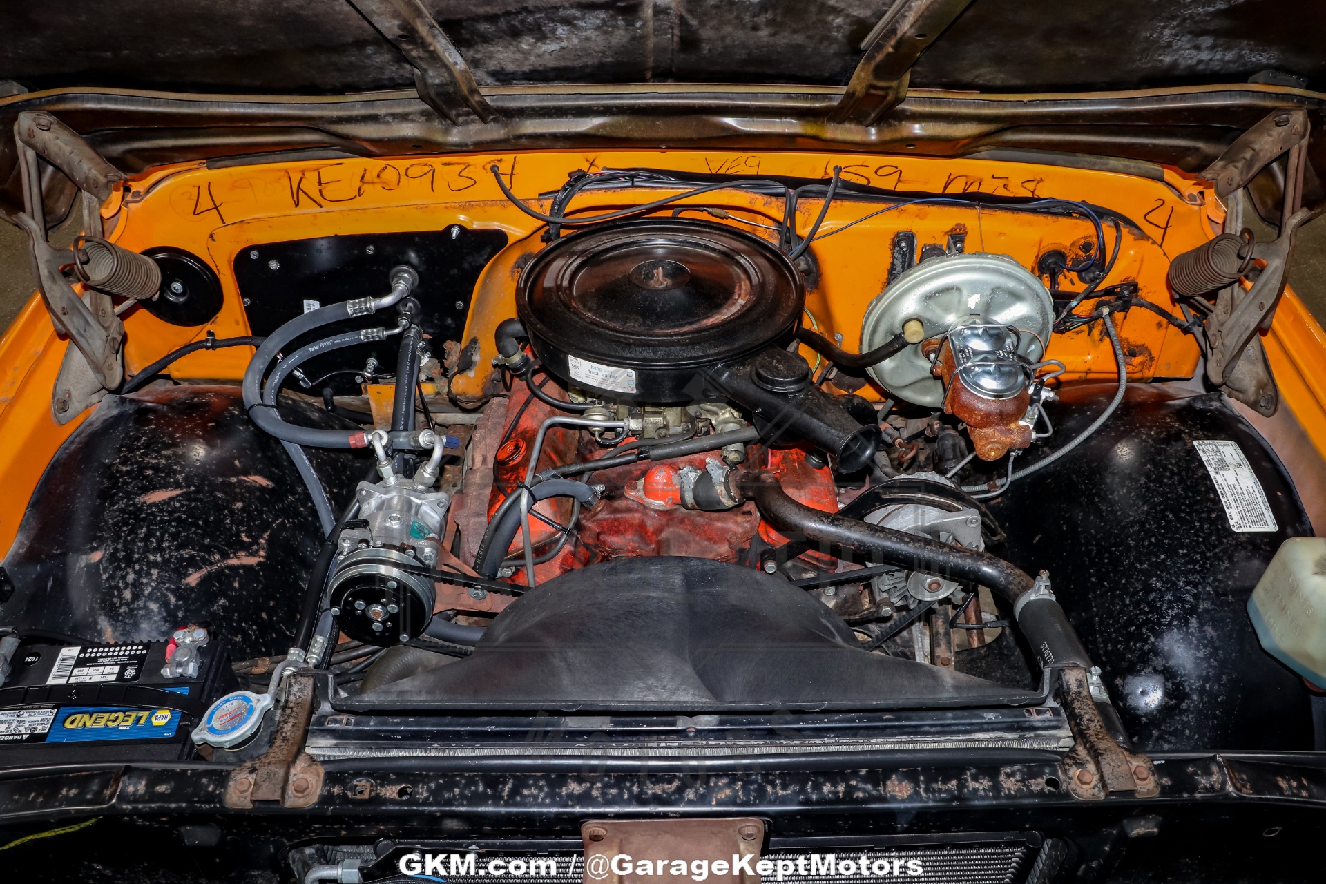 Chevrolet-K10-1972-Tangier-Orange-amp-Fro-Black-amp-White-Hounds-4