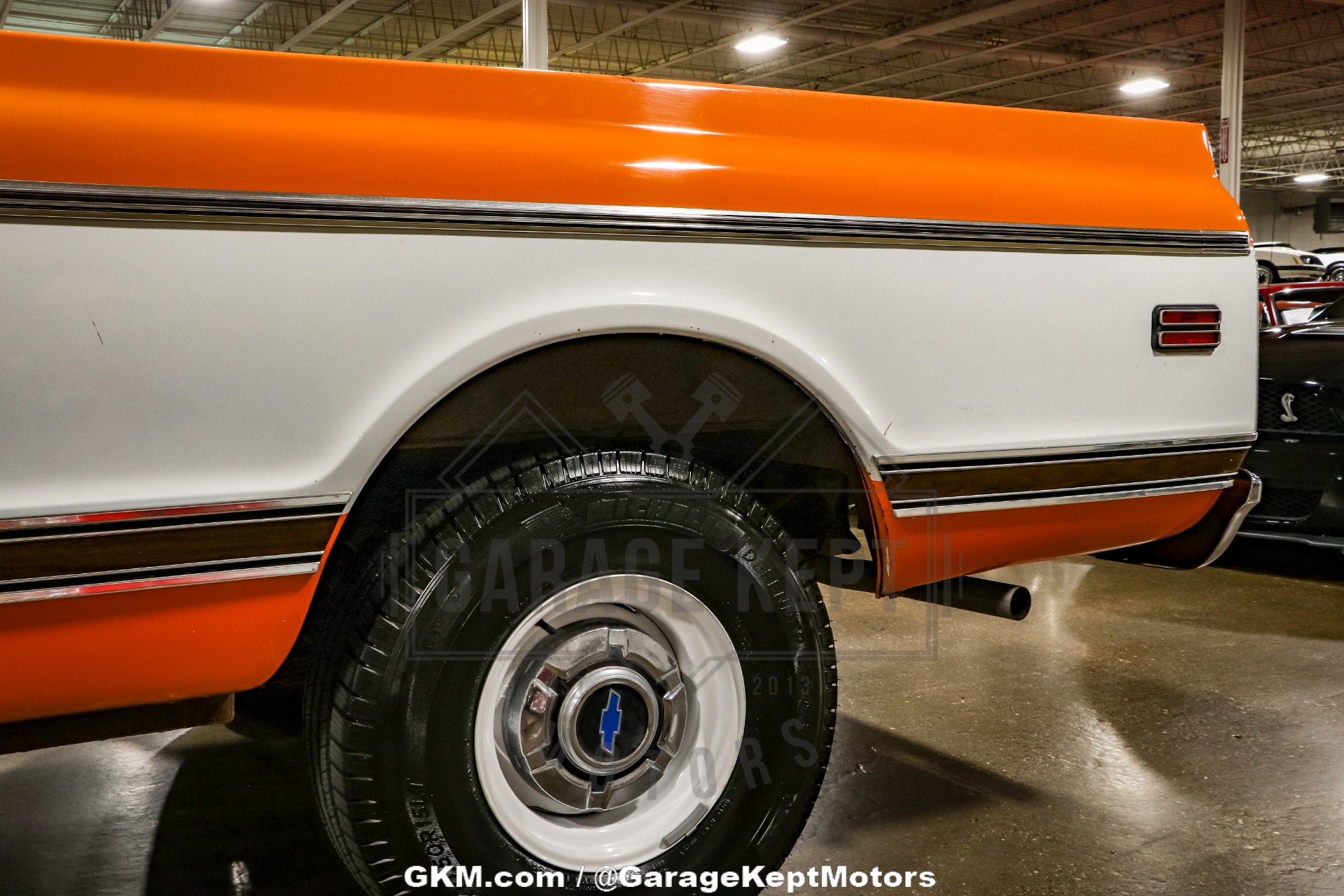 Chevrolet-K10-1972-Tangier-Orange-amp-Fro-Black-amp-White-Hounds-41
