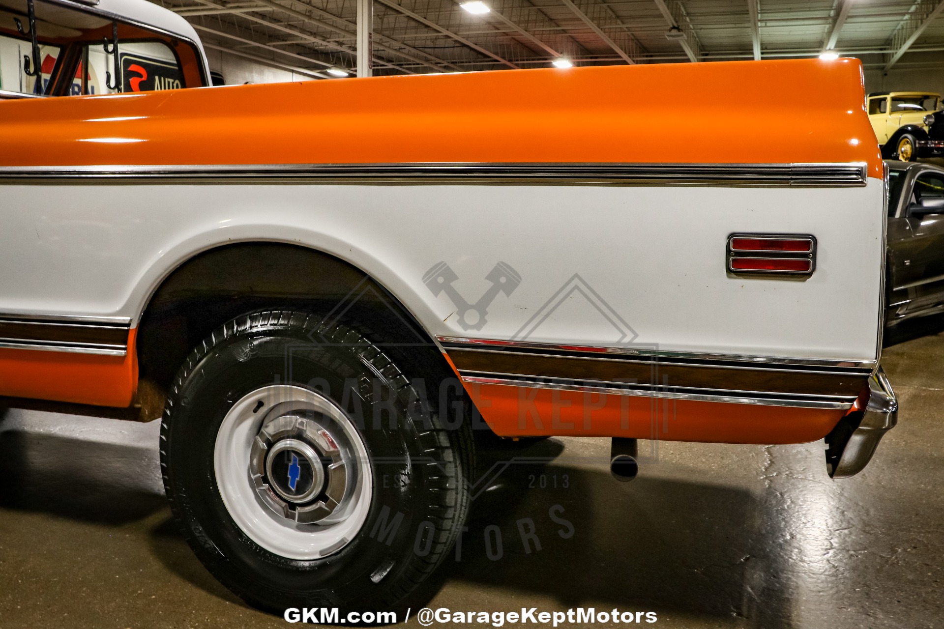 Chevrolet-K10-1972-Tangier-Orange-amp-Fro-Black-amp-White-Hounds-42