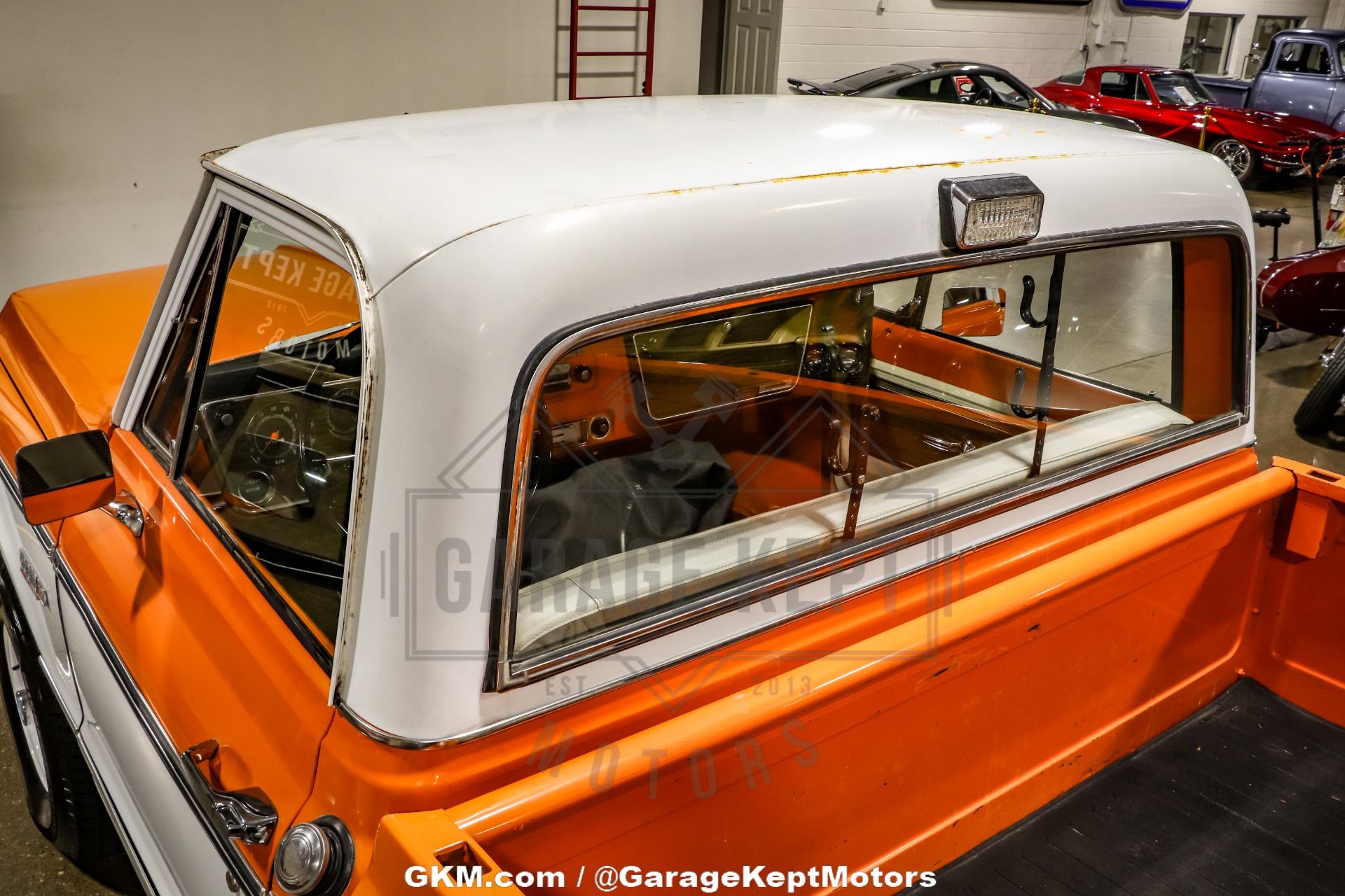Chevrolet-K10-1972-Tangier-Orange-amp-Fro-Black-amp-White-Hounds-43