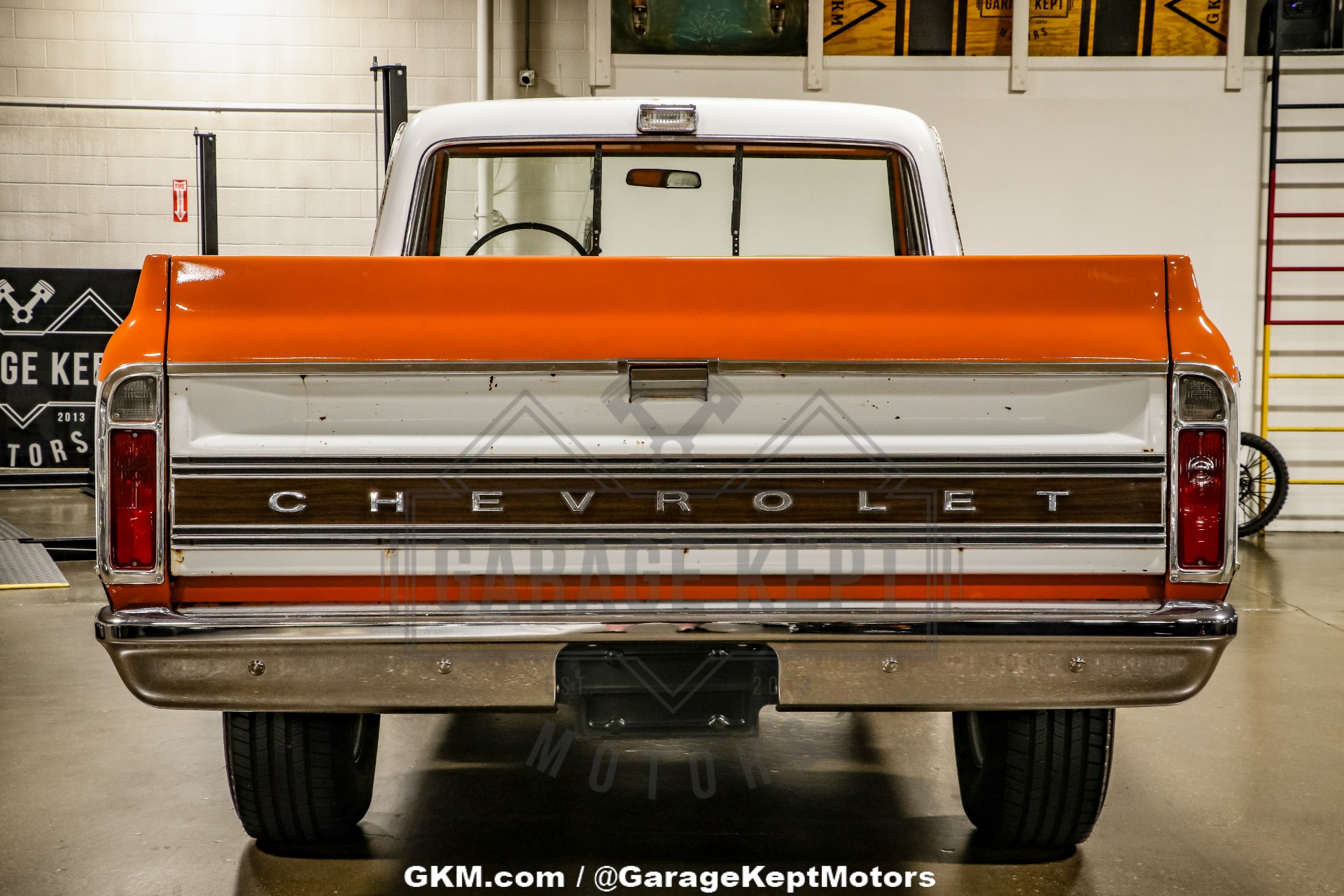 Chevrolet-K10-1972-Tangier-Orange-amp-Fro-Black-amp-White-Hounds-46