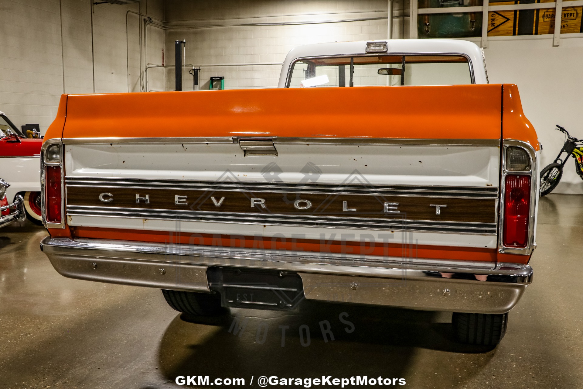 Chevrolet-K10-1972-Tangier-Orange-amp-Fro-Black-amp-White-Hounds-47