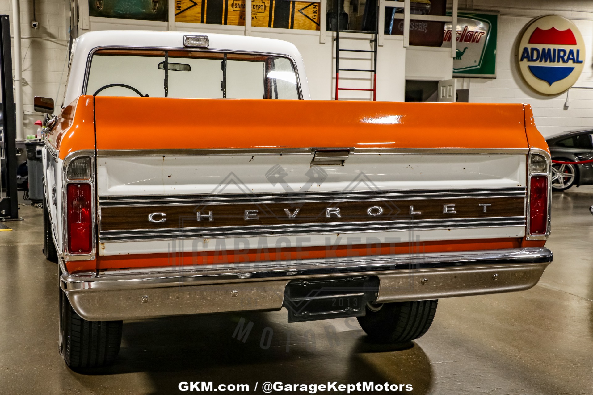 Chevrolet-K10-1972-Tangier-Orange-amp-Fro-Black-amp-White-Hounds-48