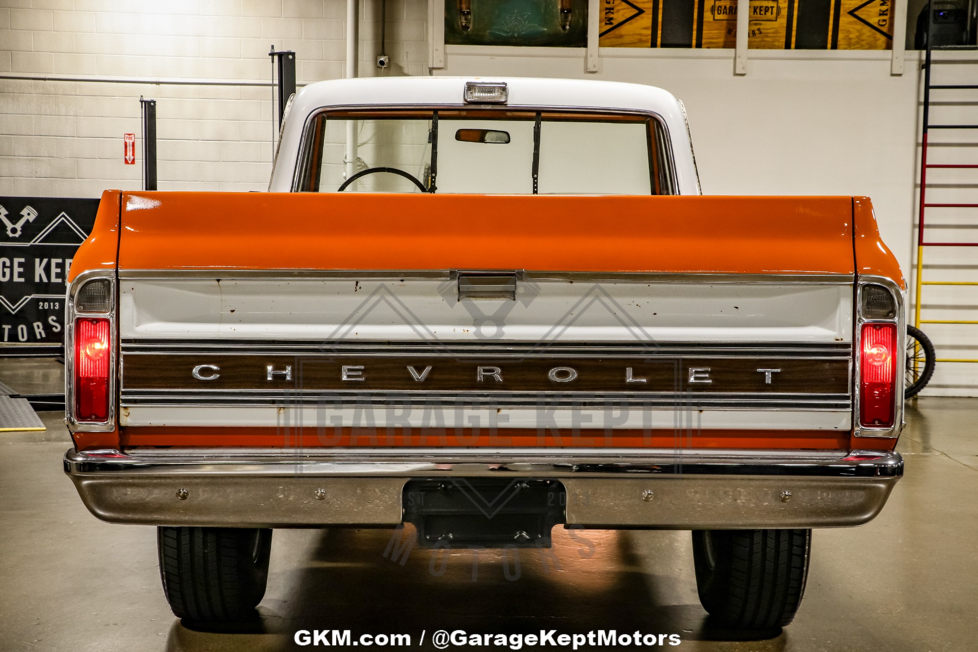 Chevrolet-K10-1972-Tangier-Orange-amp-Fro-Black-amp-White-Hounds-49