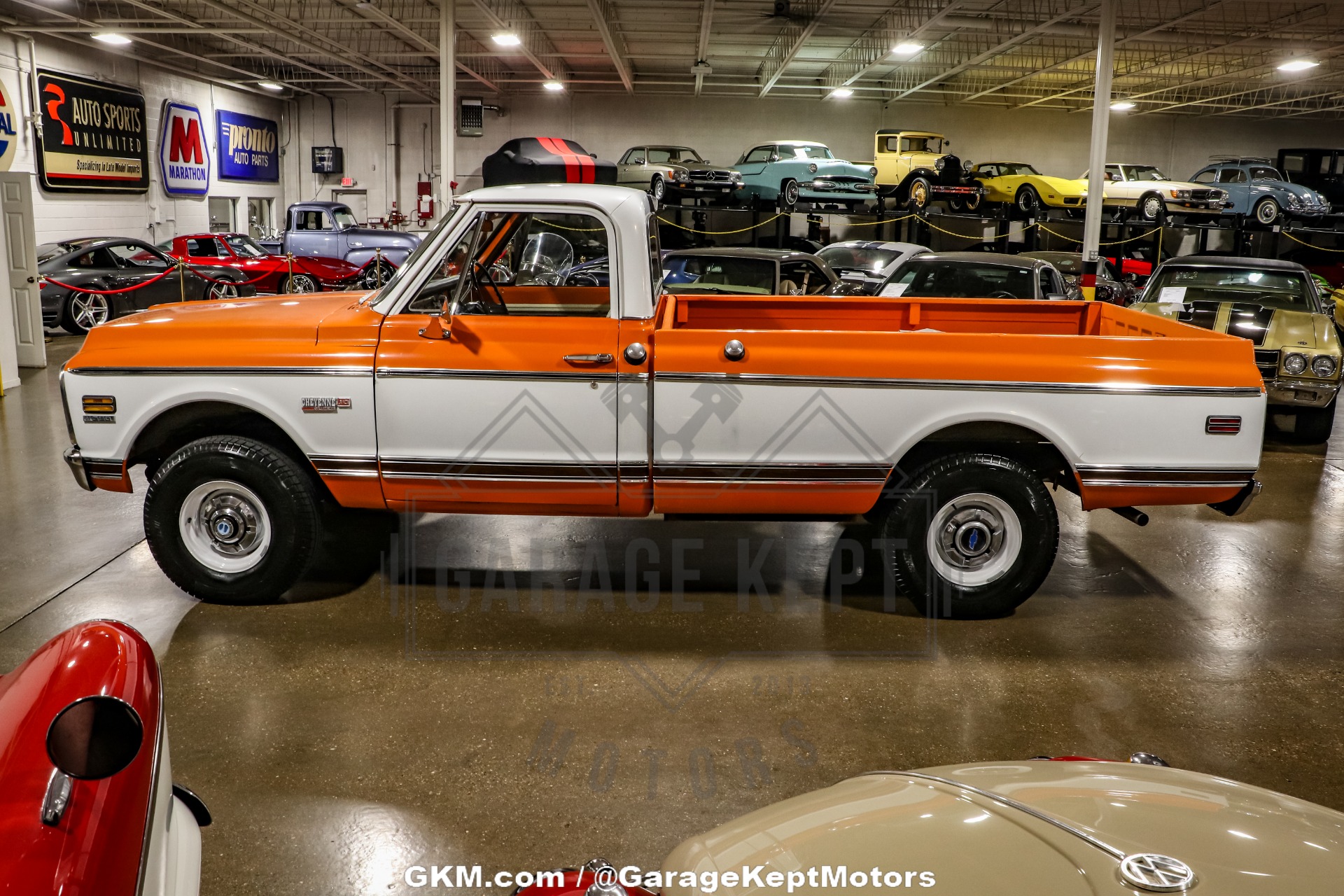 Chevrolet-K10-1972-Tangier-Orange-amp-Fro-Black-amp-White-Hounds-8