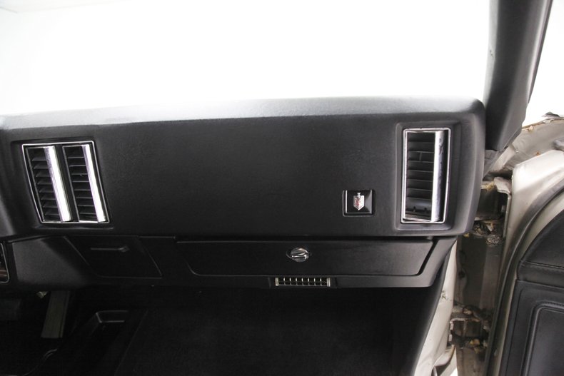 Chevrolet-Monte-carlo-1974-Silver-Taupe-Metalli-Black-40