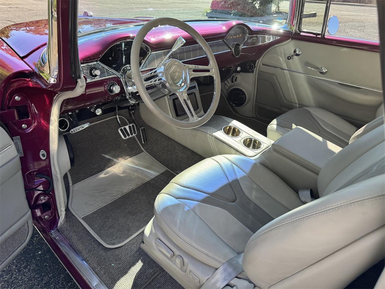 Chevrolet-Nomad-1956-Gray-leather-Ivory-amp-dust-plum-2