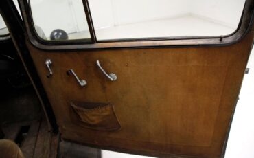 Chevrolet-Standard-1934-Black-Tan-31