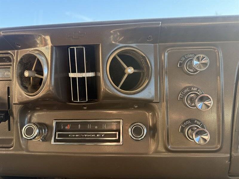 Chevrolet-c-10-custom-pickup-1966-14