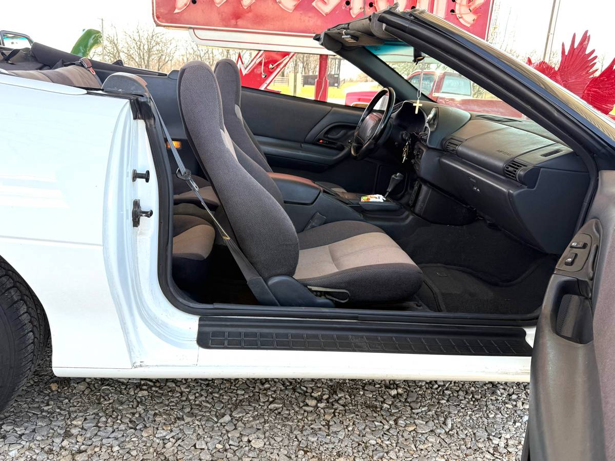 Chevrolet-camaro-1994-white-23