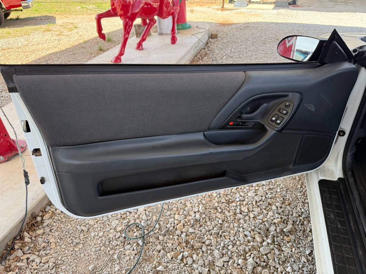 Chevrolet-camaro-1994-white-29