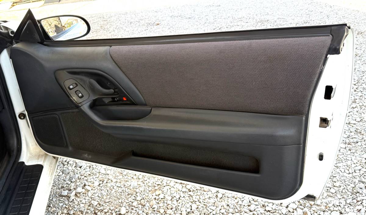 Chevrolet-camaro-1994-white-30