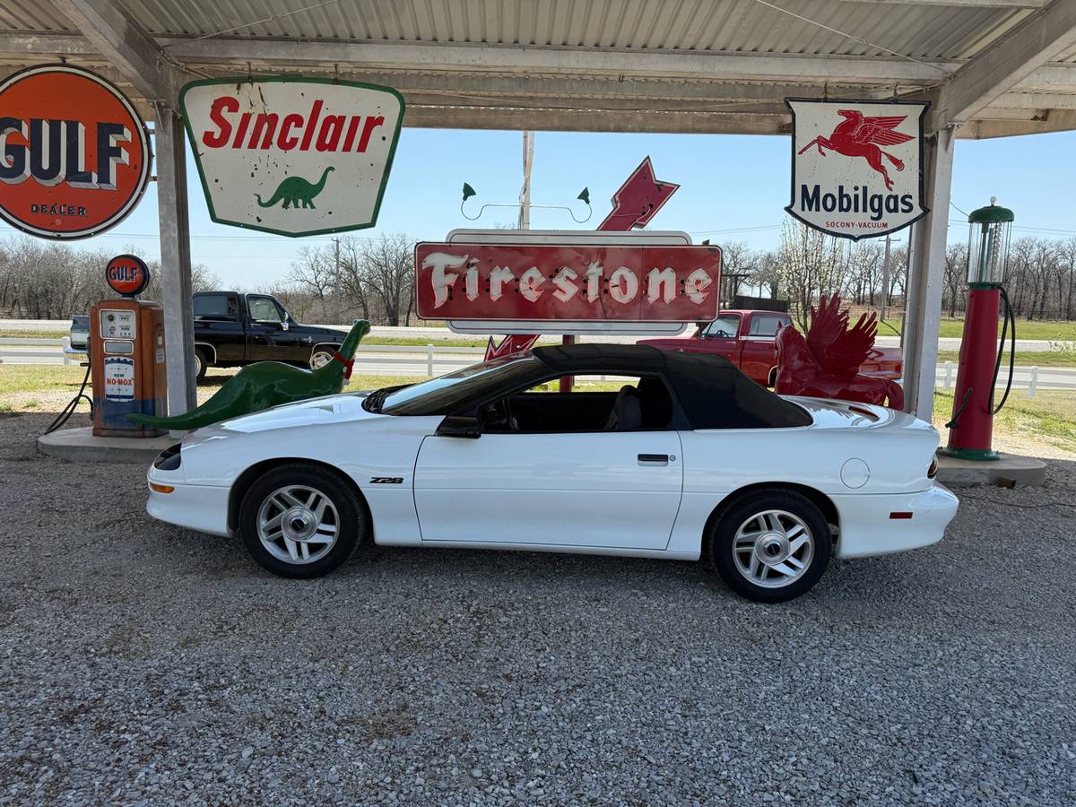 Chevrolet-camaro-1994-white-35