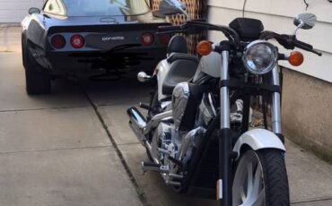 Chevrolet-corvette-1981-black-1