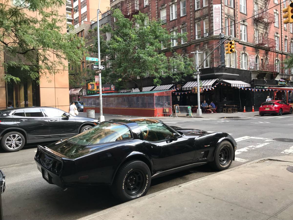 Chevrolet-corvette-1981-black-3