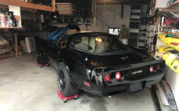 Chevrolet-corvette-1981-black-6