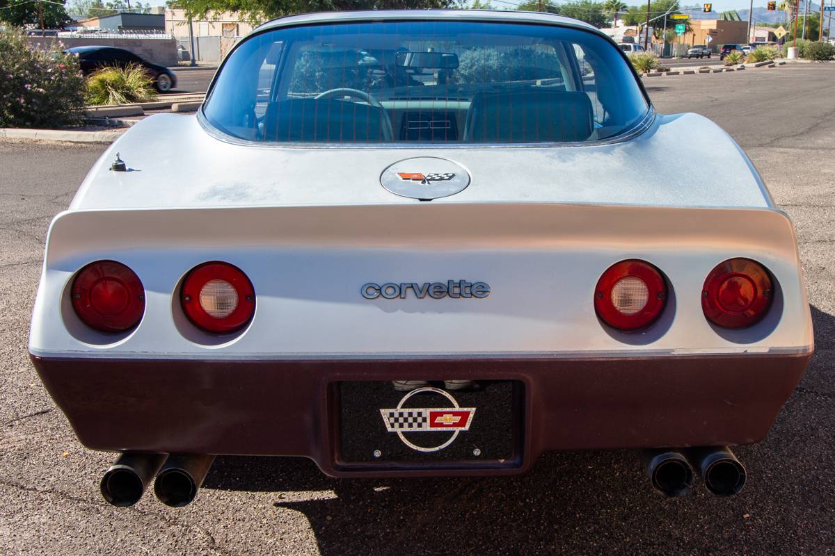 Chevrolet-corvette-1982-silver-14