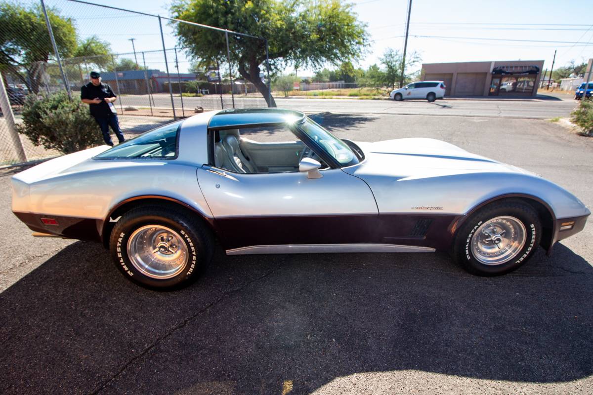Chevrolet-corvette-1982-silver-15