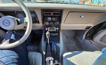 Chevrolet-corvette-1982-silver-24