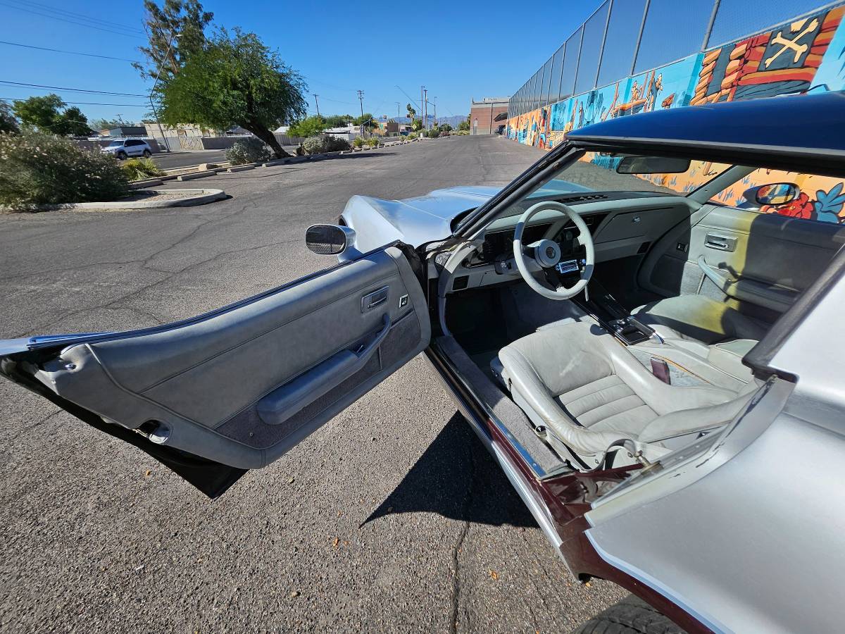 Chevrolet-corvette-1982-silver-26