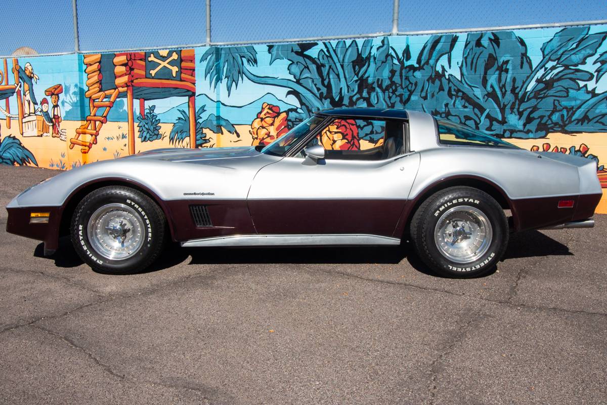 Chevrolet-corvette-1982-silver-30
