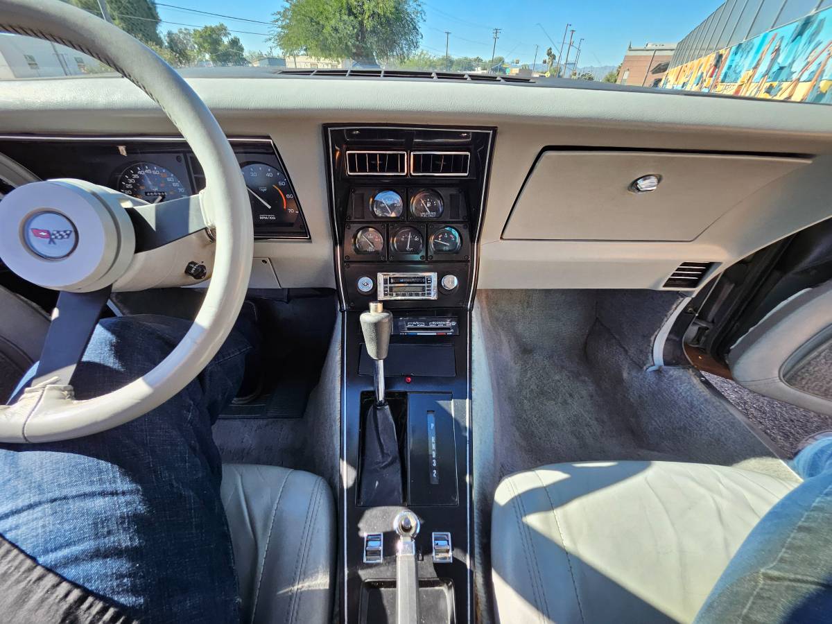 Chevrolet-corvette-1982-silver-6